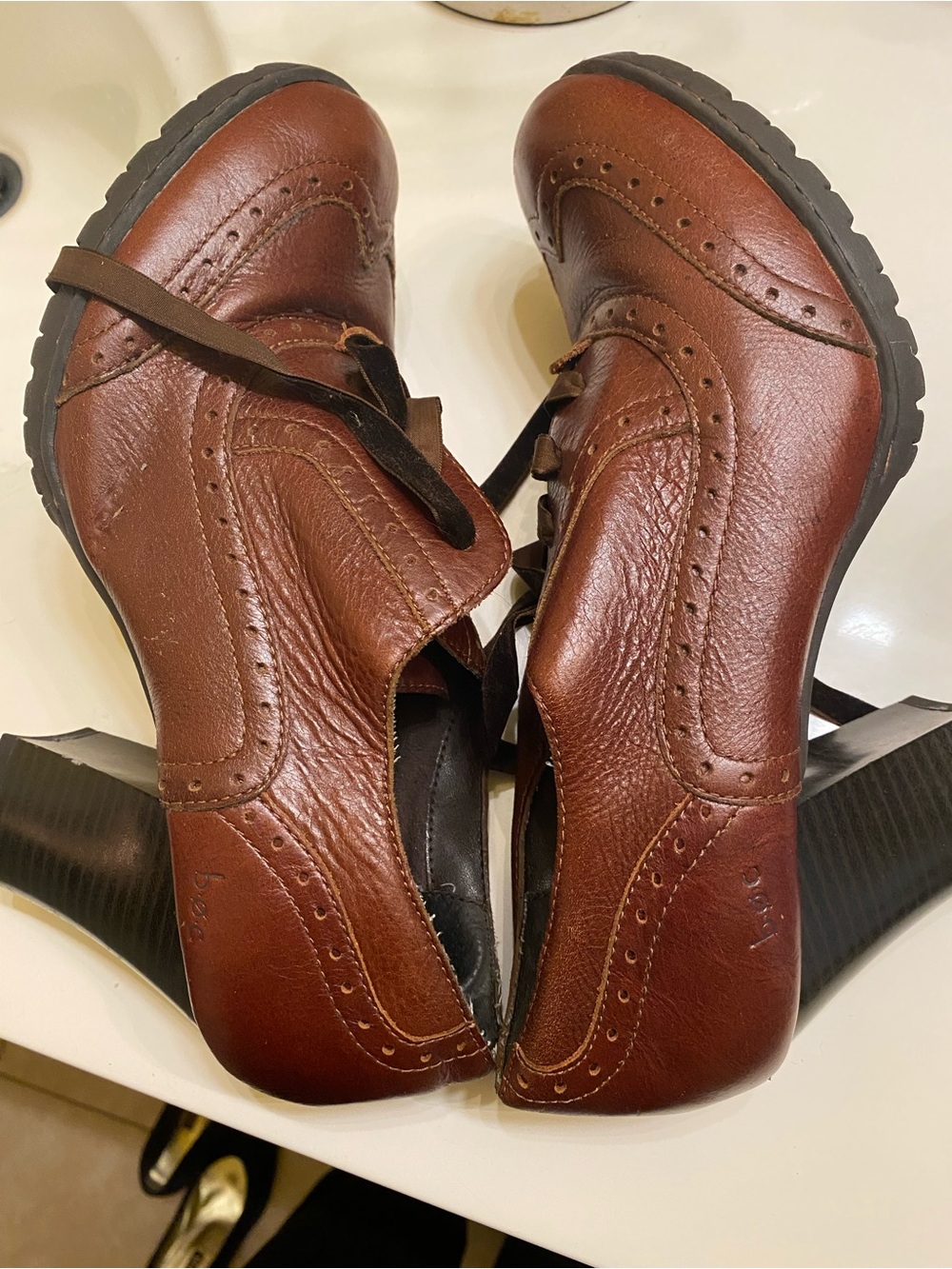 boc Brown Leather Wingtip Heeled Oxfords